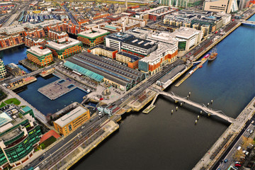 Fototapeta premium Dublin - Luftbilder von Dublin mit DJI Mavic 2 Drohne fotografiert aus ca. 100 Meter Höhe