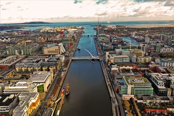 Rolgordijnen Dublin - Luftbilder von Dublin mit DJI Mavic 2 Drohne fotografiert aus ca. 100 Meter Höhe © Roman