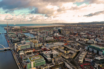 Naklejka na ściany i meble Dublin - Luftbilder von Dublin mit DJI Mavic 2 Drohne fotografiert aus ca. 100 Meter Höhe