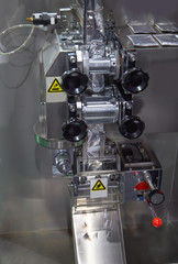 Automatic food package on vertical filling and sealing machine in food industry