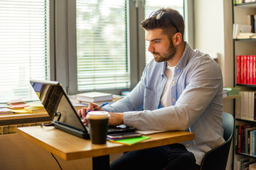 Obraz premium Male student learning online
