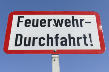 Schild Feuerwehr-Durchfahrt !