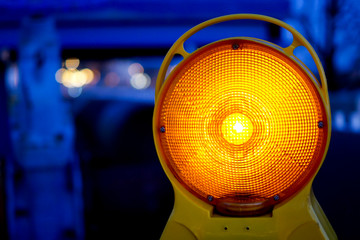 Orangefarbenes Baustellenlicht zur Warnung der Autofahrer