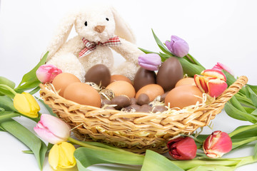 Panier en osier, comprenant le Lapin de Pâques de retour de la chasse aux oeufs. Célébration de...