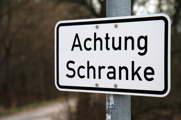 Schild Achtung Schranke