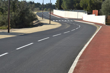 Fototapeta premium Rue sinueuse avec ralentisseur