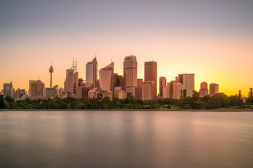 Fototapeta na wymiar Skyline von Sydney mit botanischem Garten im Vordergrund