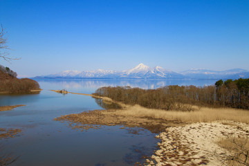冬の猪苗代湖と磐梯山（福島県・湖南町）