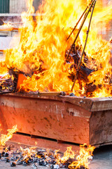 Obraz premium contenedor de hierro oxidado con materiales inflamables que han producido grandes llamas de fuego controlado en la calle