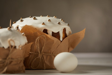 selective focus of delicious easter cakes with sprinkles and chicken egg