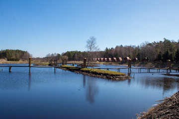 Obraz premium A beautiful place on the lake in a pine forest, a recreation center and slave fishing on the lake, a recreational place in Poland, Europe