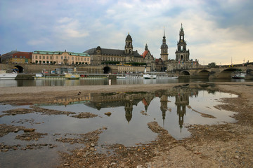Dresden Altstadt mit Spiegelung und Elbe Dampfern bei Trockenheit