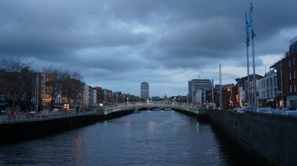 Naklejka premium Dublin, Ireland. Night view of famous illuminated Ha Penny Bridge in Dublin, Ireland