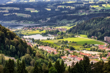Fototapeta na wymiar Blick vom Mittagberg zum großen und kleinen Alpsee sowie Bühl und Immenstadt