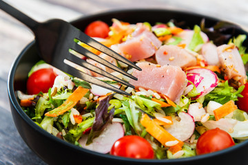 salad crude in melance of beans, kitchen of smoked tuna and sauce wasabi and cincemere