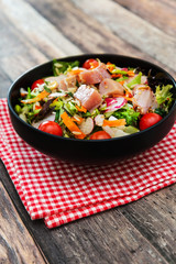 salad crude in melance of beans, kitchen of smoked tuna and sauce wasabi and cincemere