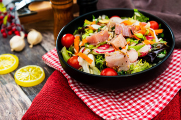 salad crude in melance of beans, kitchen of smoked tuna and sauce wasabi and cincemere
