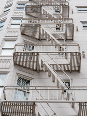 Feuerleiter San Francisco an Gebäude weiß