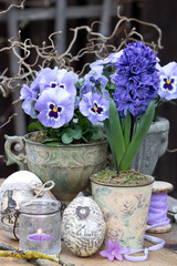Fototapeta na wymiar vintage Dekoration mit Ostereiern und lila Blumen