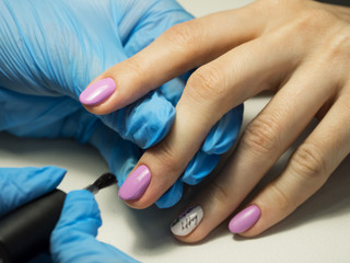 Obraz na płótnie Canvas Applying nail Polish in the nail salon. Close up.