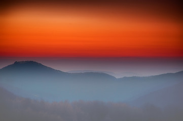Sonnenuntergang über nebel