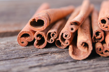 Obraz na płótnie Canvas cinnamon sticks on wooden background