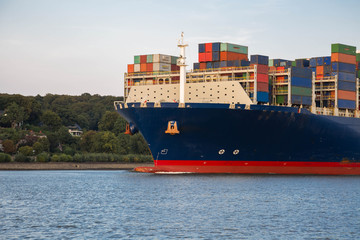 Bug eines beladenen Containerschiffes auf dem Fluss