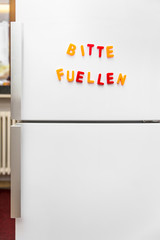 K&uuml;hlschrank mit Magnet Buchstaben, Text Bitte F&uuml;llen