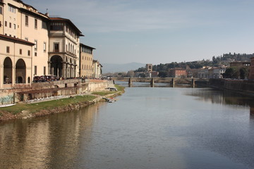 Obraz premium Tuscan middle bridge on the Florence canal on an Italian spring day