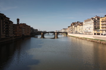 Obraz premium Tuscan middle bridge on the Florence canal on an Italian spring day