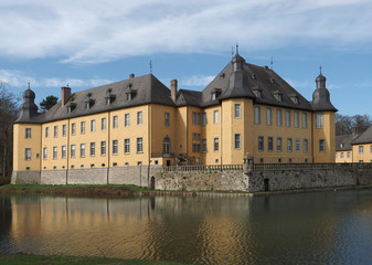 Fototapeta na wymiar Yellow german castle Schloss Dyck in Juechen