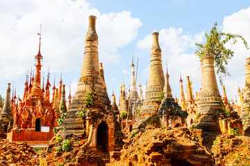 Fototapeta premium Shwe Indein pagoda stupas in Myanmar