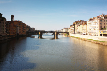 Fototapeta na wymiar Tuscan middle bridge on the Florence canal on an Italian spring day