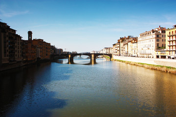 Obraz premium Tuscan middle bridge on the Florence canal on an Italian spring day