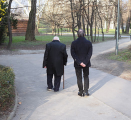 Alter Mann in Begleitung