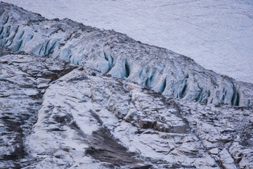 fronte di un ghiacciaio alpino con crepacci