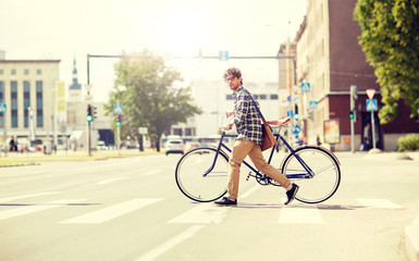 Fototapeta premium people, style, city life and lifestyle - young hipster man with shoulder bag and fixed gear bike crossing crosswalk on street