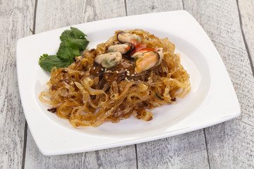 Wok noodle with mussels