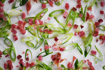 Flammkuchen, Lauch und Speck auf Schmand