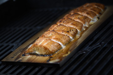 Lachs auf einem Holzbrett gegrillt