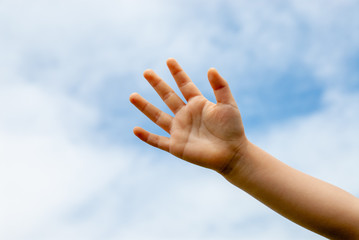 子供の手と青い空