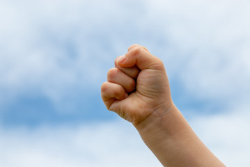 空高く振り上げた握りこぶし