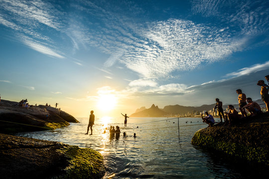 Slacklining in Arpoador Beach during sunset