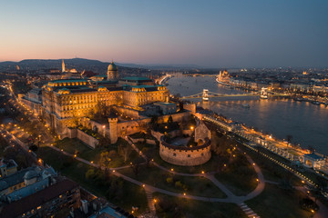 Naklejka premium Budapest at night with Buda Castle Royal Palace, Szechenyi Chain Bridge