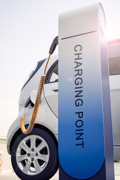 3D Rendering von Elektroauto oder Elektrofahrzeug an Lades&auml;ule einer Stromtankstelle l&auml;dt Batterie mit Kabel f&uuml;r &ouml;kologische Reichweite und nutzt nachhaltige Energie