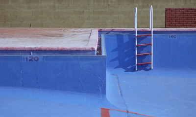 Piscina vacía con escalera