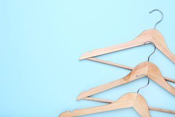 Obraz premium Wooden hangers on blue background