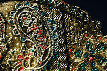 Obraz premium Head of mannequin in decorated bronze kokoshnick, dark studio background