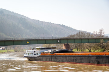 eine Barge auf dem Fluss überführt Ladung