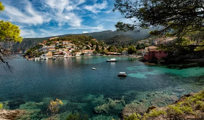 Foto auf Acrylglas Błekitna zatoka w greckim miasteczku. Wakacje i odpoczynek © monswi
